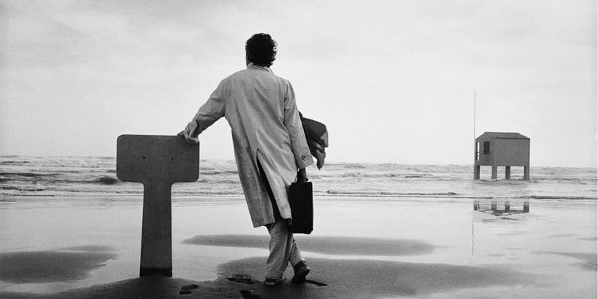 photo-noir-et-blanc-littoral-homme-valise